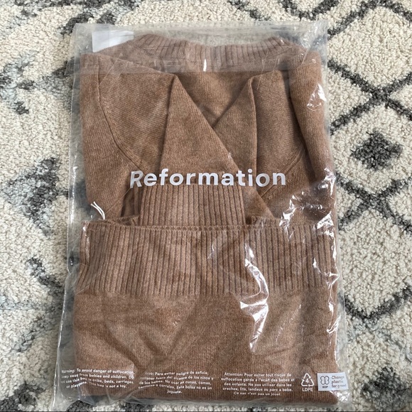NWT Reformation Cashmere Crew Sweater in Camel - Picture 8 of 8